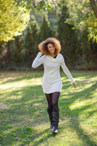 Молода дівчина з афро зачіскою ходить в міському парку — стокове фото