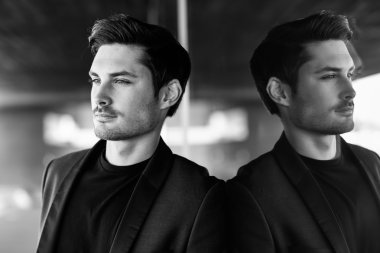 Yakışıklı adam, moda, modern takım elbise modeli.