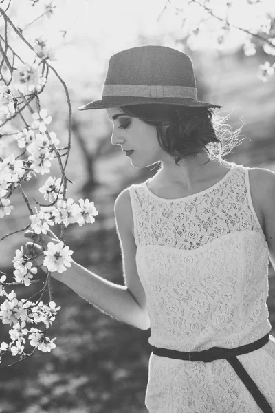 Retrato de mujer joven en el jardín florecido en la primavera tim —  Fotos de Stock