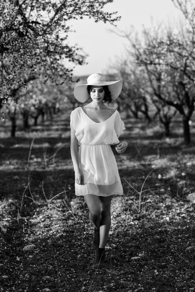 Retrato de mujer joven en el jardín florecido en la primavera tim —  Fotos de Stock