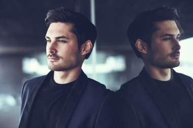 Yakışıklı adam, moda, modern takım elbise modeli.