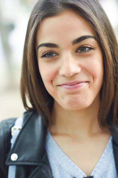 Frau mit urbanem Hintergrund trägt lässige Kleidung — Stockfoto