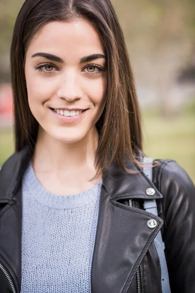 Mulher em fundo urbano vestindo roupas casuais — Fotografia de Stock