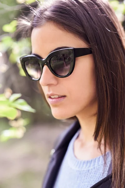 Mujer joven con gafas de sol — Foto de Stock