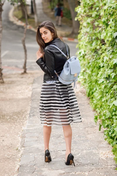 Vrouw in stedelijke achtergrond dragen casual kleding — Stockfoto