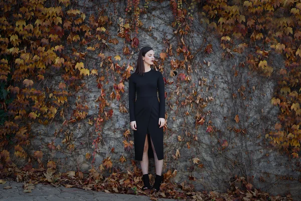 Jovem mulher vestindo roupas casuais em fundo urbano — Fotografia de Stock