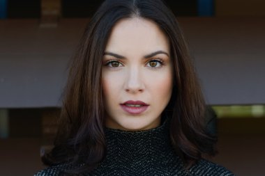 Güzel genç kadın kamera ile yoğun ara arama