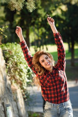 uzun sarı kıvırcık saçlı güzel kadın