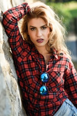 uzun sarı kıvırcık saçlı güzel kadın