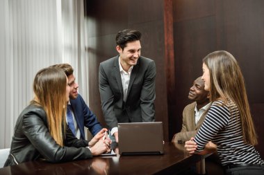 Bir Ofiste Çalışan Çok Irklı İnsanlar Grubu