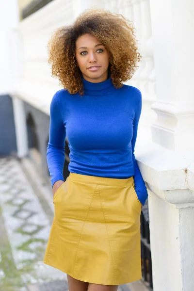 Menina com penteado afro em fundo urbano — Fotografia de Stock