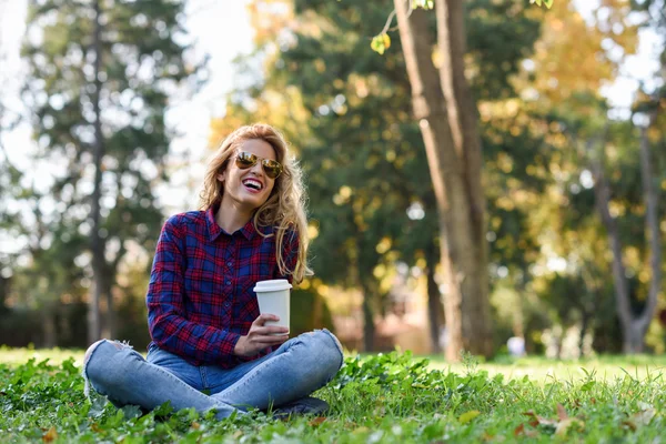 Bella donna che beve caffè nel parco — Foto Stock