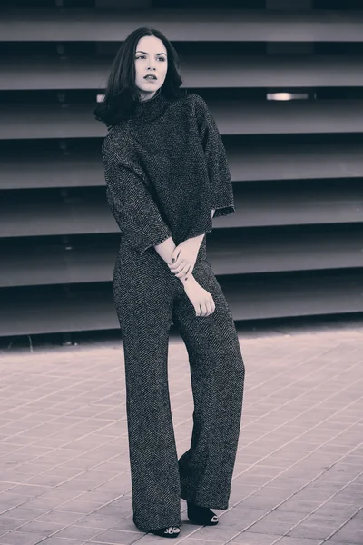 Mujer joven vistiendo ropa casual en el fondo urbano — Foto de Stock