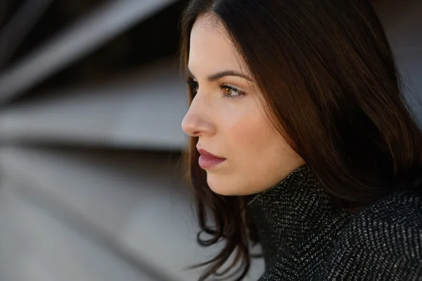 Jonge vrouw dragen casual kleding in stedelijke achtergrond — Stockfoto