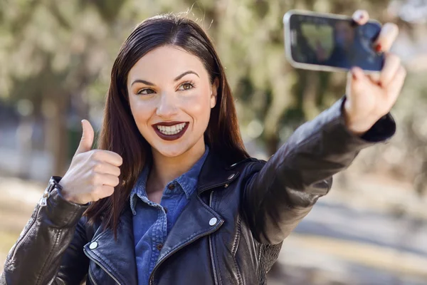 Piękna młoda kobieta selfie w parku — Zdjęcie stockowe