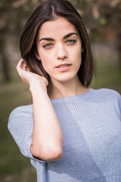 Vrouw in stedelijke achtergrond dragen casual kleding — Stockfoto