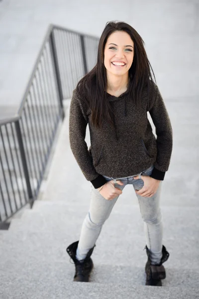 Young woman with green eyes in urban background — Stock Photo, Image