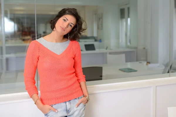 Beautiful brunette woman with casual clothes in an office — Φωτογραφία Αρχείου