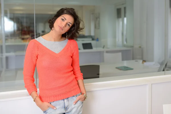 Beautiful brunette woman with casual clothes in an office — Stock Photo, Image