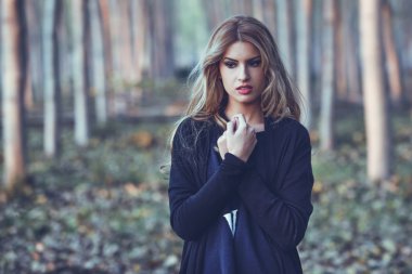 Düşünceli bir kavak ormanda yalnız kadın