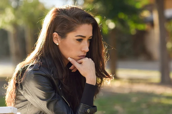 Mujer pensativa sentada sola al aire libre — Foto de Stock