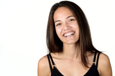 Beyaz arka plan üzerinde makyaj olmadan güzel genç kadın