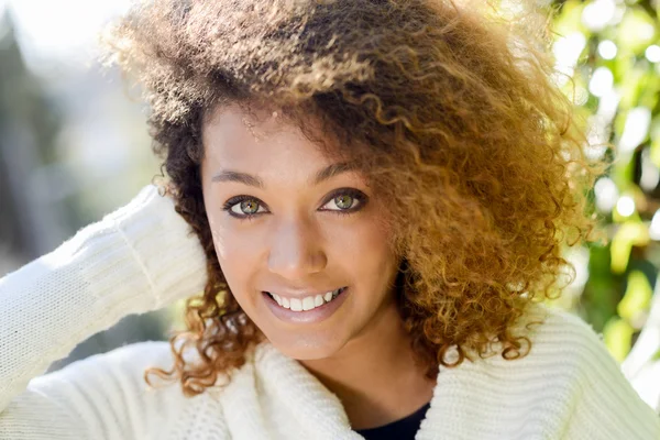 Jovem afro-americana com penteado afro e olhos verdes — Fotografia de Stock