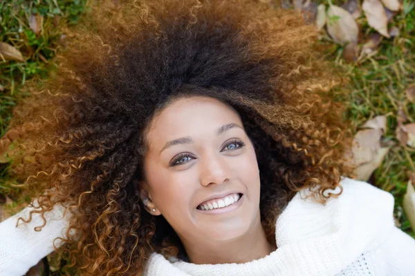 Junge afrikanisch-amerikanische Mädchen mit Afro-Frisur und grünen Augen — Stockfoto