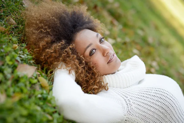 Joven chica afroamericana con peinado afro y ojos verdes —  Fotos de Stock