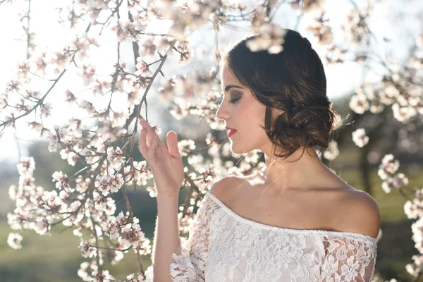 Portrait de jeune femme dans le jardin fleuri au printemps tim — Photo