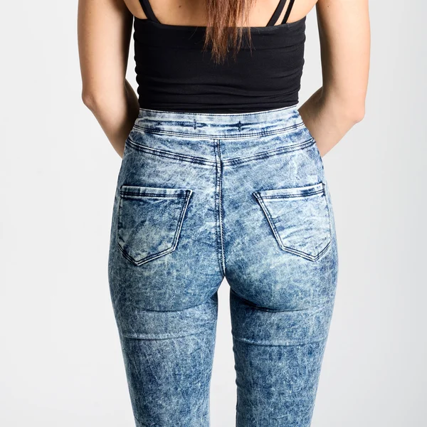 Back side of woman wearing high-waisted jeans — Stock fotografie