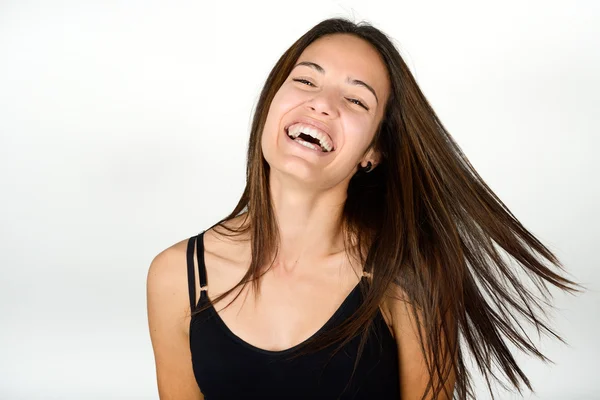 Bella giovane donna senza trucco su sfondo bianco — Foto Stock