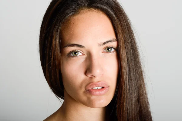 Όμορφη νεαρή γυναίκα χωρίς μακιγιάζ σε άσπρο φόντο — Φωτογραφία Αρχείου