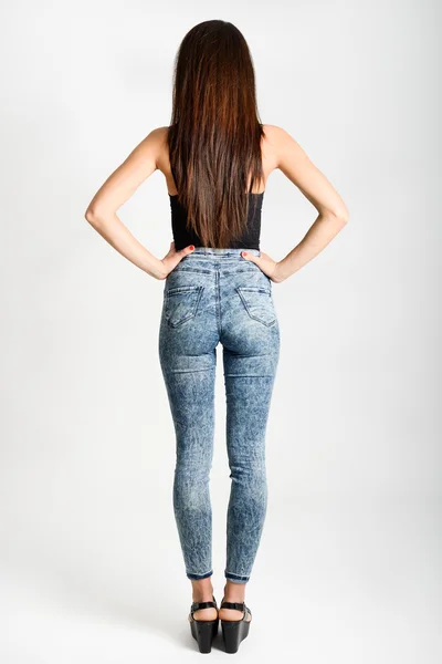 Parte posterior de la mujer con pantalones vaqueros de talle alto — Foto de Stock