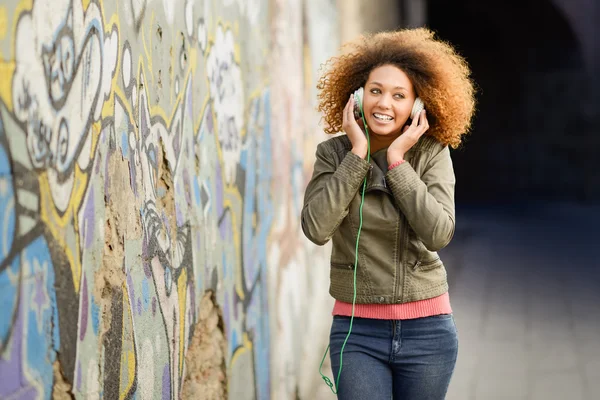 Молодая привлекательная черная женщина на городском фоне — стоковое фото