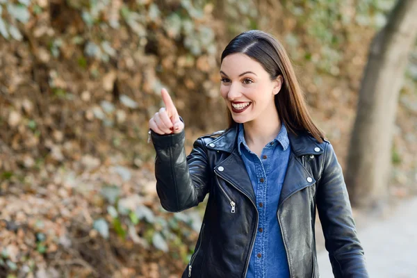 Jovem mulher vestindo roupas casuais em fundo urbano — Fotografia de Stock