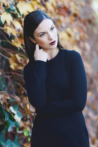 Junge Frau in lässiger Kleidung im urbanen Hintergrund — Stockfoto