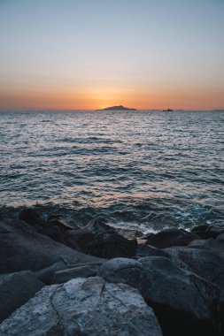 İtalya 'da Sorrento Sahili' ndeki Ischia Adası 'nda gün batımında Kayalar ve Tırren Deniz Kıyısı