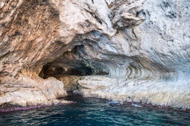 Capri Adası 'ndaki Beyaz Mağara ya da Grotta Bianca, Güney İtalya' da bir deniz mağarası.