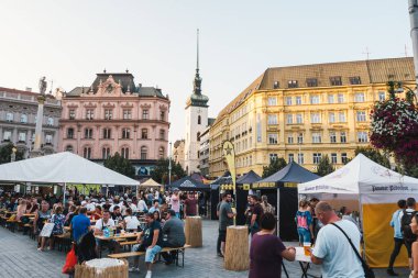 Brno, Çek Cumhuriyeti - 12 Eylül 2020: İnsan ve Çadırlarla birlikte Moravya 'da Craft Bira Pivni Festivali.