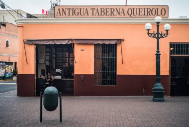 Lima, Peru - 4 Ağustos 2010: Antigua Taberna Queirolo Lokantası ve Bar ve Pueblo Libre Mahallesi Eski Moda Tavernası.