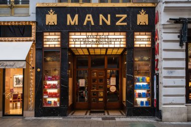 Viyana, Avusturya - 19 Aralık 2020: Manz Buchhandlung Kitapevi Portal Tasarımı Adolf Loos.