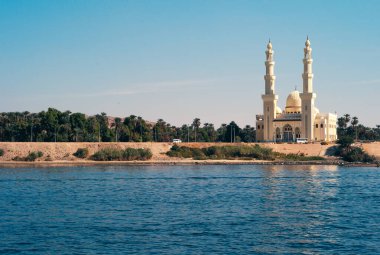 Aswan 'da Minaretlerle El Tabia Camii, Nil Nehri kıyısında Mısır