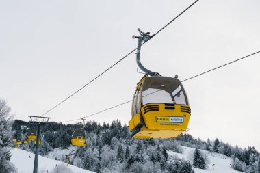 Haus im Ennstal, Avusturya - 29 Aralık 2020: Hauser Kaibling Sarı Asansör 8 koltuklu Gondola.
