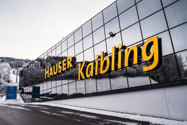 Haus im Ennstal, Avusturya - 29 Aralık 2020: Hauser Kaibling Gondola Lift İstasyon Binası Kış Tabelasıyla.