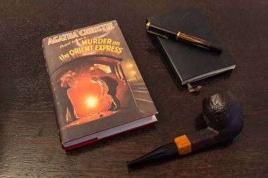 Londra, İngiltere, İngiltere - 2 Ocak 2021: Agatha Christie 'nin Doğu Ekspres Kitabı' nda Cinayet, Tütün Borusu, Kurucu Kalem ve Defter, Hercule Poirot Hikayesi