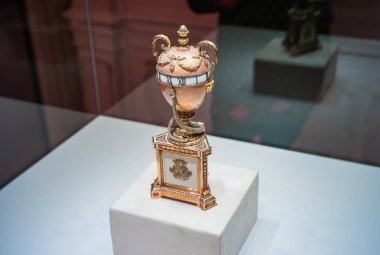 Saint Petersburg, Rusya - ca. Aralık 2017: Shuvalov Sarayı 'ndaki Faberge Müzesi' nde Marlborough Düşesi Yumurtası adında bir yılanla Paskalya Yumurtası.