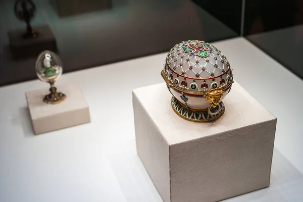 Saint Petersburg, Rusya - ca. Aralık 2017: Shuvalov Sarayı 'ndaki Faberge Müzesi' nde Rönesans Yumurtası adı verilen Beyaz Ağa Paskalya Yumurtası.