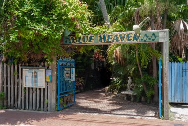 Key West, Florida, ABD - 11 Temmuz 2012: Bahama Village Mahallesi 'ndeki Blue Heaven Restoran Girişi. Kahvaltı, brunch ve canlı müzik için popüler bir yer..