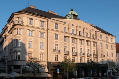 Brno, Moravia, Çek Cumhuriyeti - 12 Eylül 2020: Zelny Trh Lahana Pazarı 'nda Grandezza Oteli Dış Cephesi.